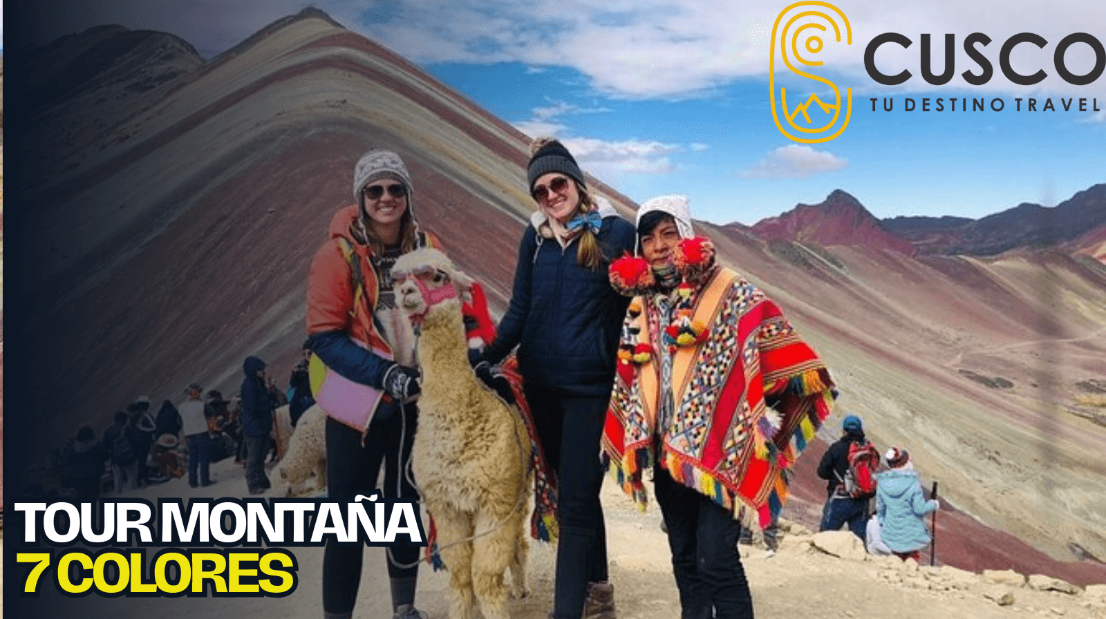 alt: Turistas en la cima de la Montaña de 7 Colores, caminata en Vinicunca con guía local y vistas impresionantes de los Andes.