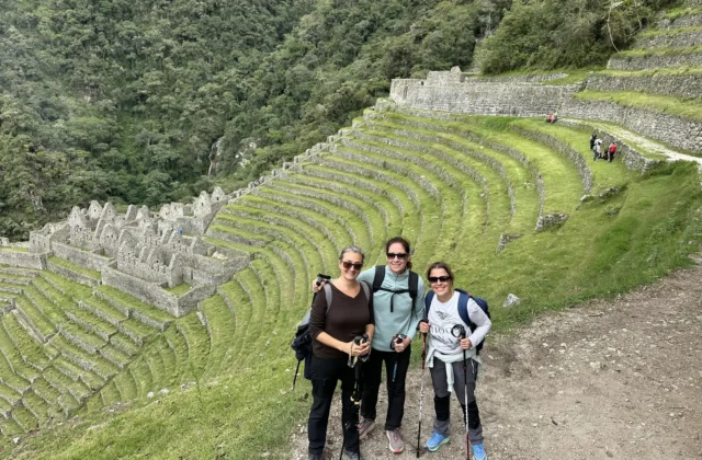 Grupo de viajeras frente a los andenes de Wiñay Wayna en el Camino Inca de 1 día