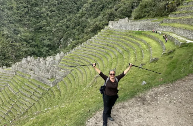 Viajera en los andenes de Wiñay Wayna, en el Camino Inca de 2 días