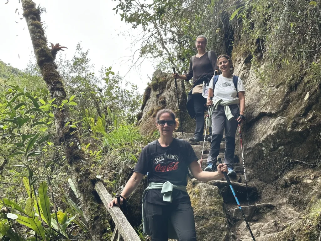 Viajeras en una escalinata inca entre la vegetación del Camino Inca corto