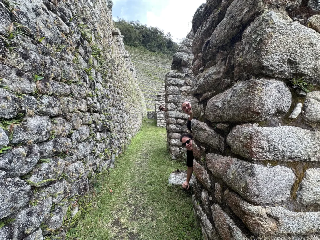 Pasaje entre muros incas en Wiñay Wayna