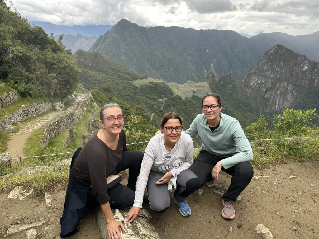 Viajeras en la Puerta del Sol con Machu Picchu al fondo