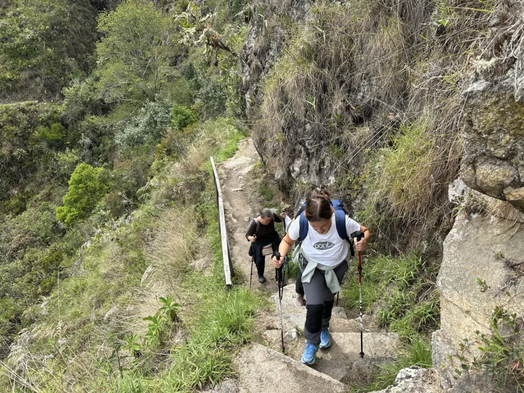 Viajeras subiendo por el sendero de piedra desde Chachabamba