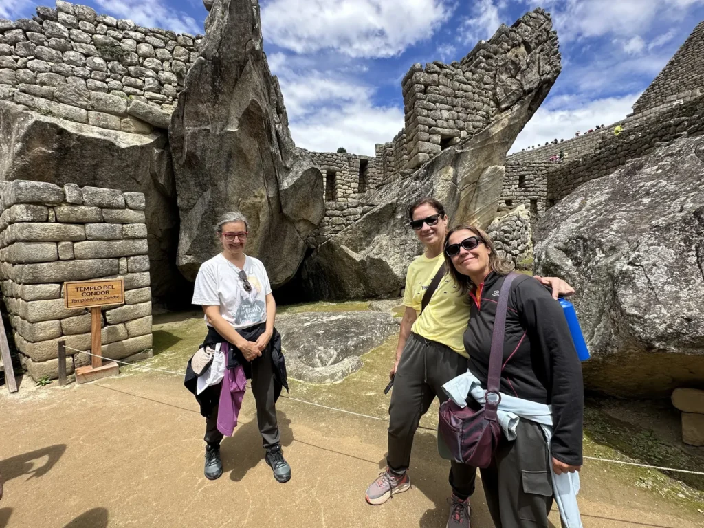 Viajeras en el Templo del Cóndor de Machu Picchu