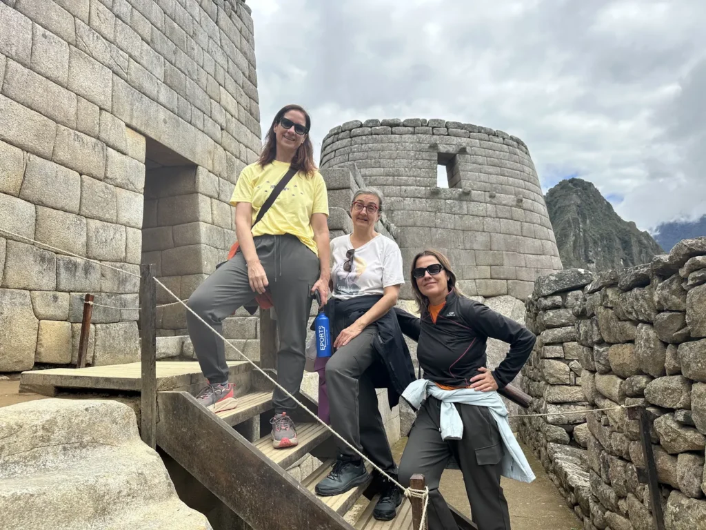 Viajeras junto al Templo del Sol de Machu Picchu