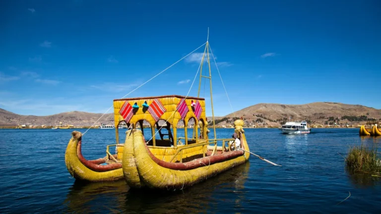 Balsa de totora en el Lago Titicaca, Puno