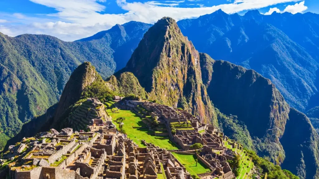 Vista clásica de Machu Picchu con el Huayna Picchu