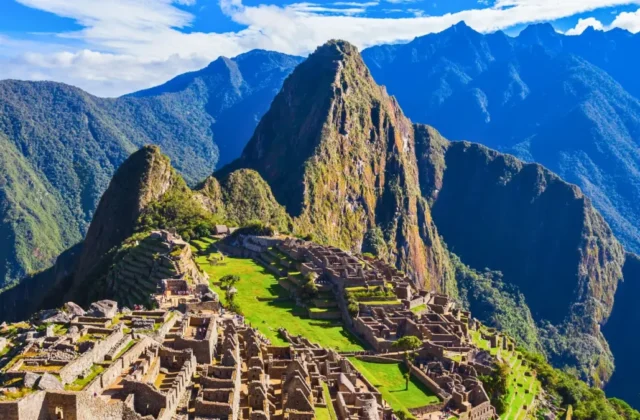 Vista clásica de Machu Picchu con el Huayna Picchu