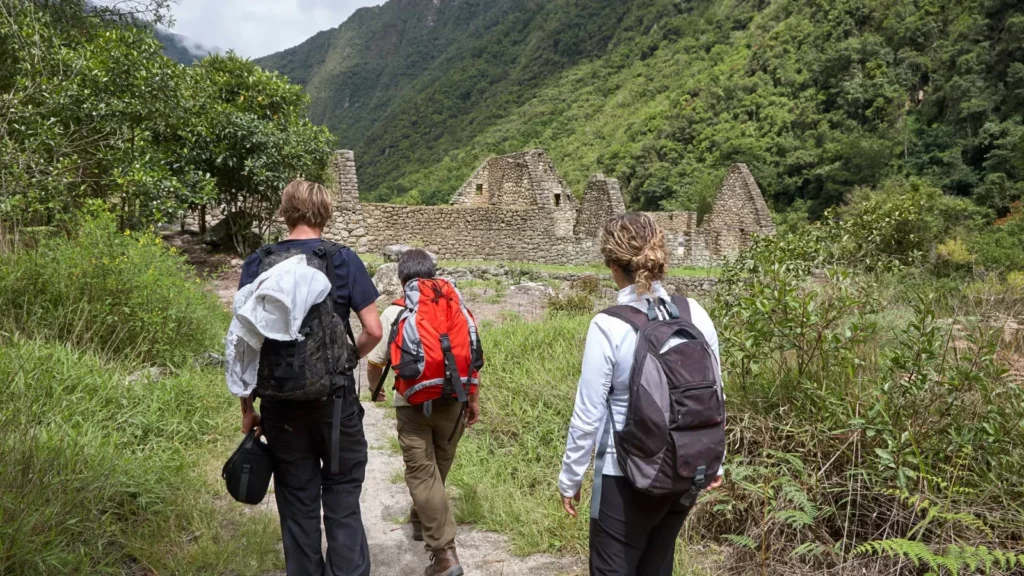 Excursionistas llegando a una ciudadela inca – Camino Inca