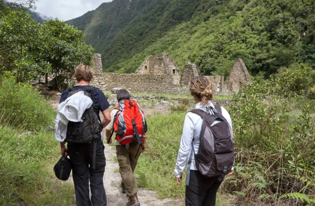 Excursionistas llegando a una ciudadela inca – Camino Inca
