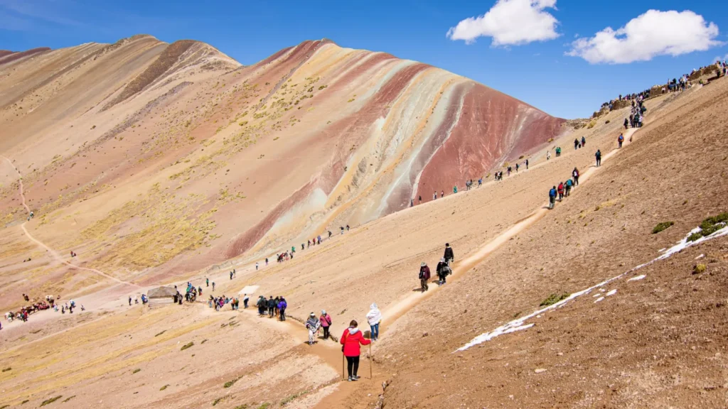 Caminantes en el sendero hacia el mirador de Vinicunca