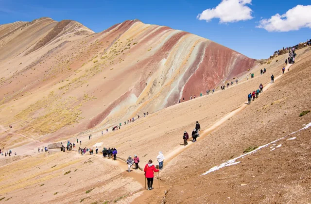 Caminata hacia la Montaña Arcoíris