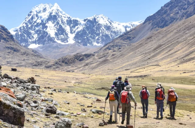 Grupo de trekking en el circuito del Ausangate – Nevado Ausangate